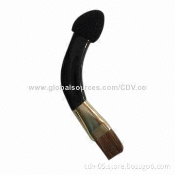 Double-ended eye shadow makeup applicator with pony bristles and sponge